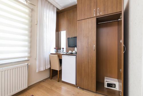 Cette chambre comprend une cuisine avec un bureau et une télévision. dans l'établissement Sultan's Inn, à Istanbul