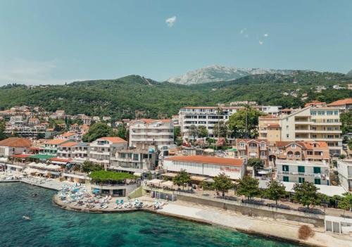 una vista aerea di una città vicino all'acqua di Depadans Hotela TALIA a Igalo