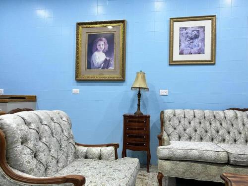 una sala de estar con sofá y una foto de un bebé en Casona colonial en pleno centro histórico, en Zacatecas