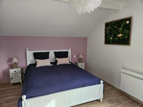 - une chambre avec un grand lit et des draps violets dans l'établissement Maison d'une chambre avec sauna jardin amenage et wifi a Les Forges, à Les Forges