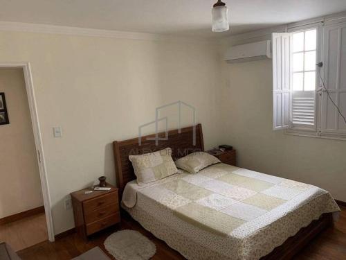 Un dormitorio con una cama grande y una ventana en Pousada Vôo dos Beija-Flores, en Vitória