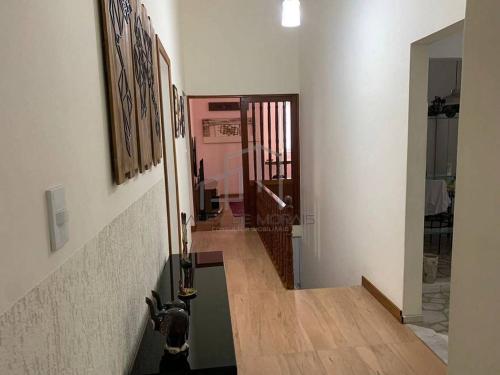 un pasillo de una casa con una escalera y una habitación en Pousada Vôo dos Beija-Flores, en Vitória