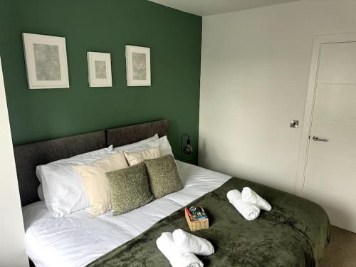 a bedroom with a bed with towels on it at Luxury Oaks Suite, Free private parking, 2 Bed 2 Bathroom Apartment, Central Solihull in Birmingham