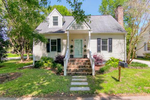une petite maison blanche avec une porte bleue dans l'établissement Sawyer's Landing- Mins to beach & Dtwn, à Charleston