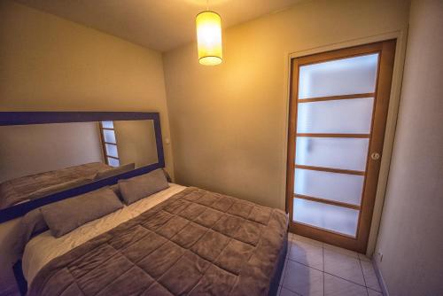 - une chambre avec un lit, une fenêtre et une porte dans l'établissement Cap au Sud,Vue panoramique mer,piscine, à Menton