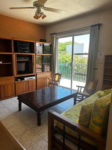 a living room with a coffee table and a couch at Casa de los abuelos in Jiutepec
