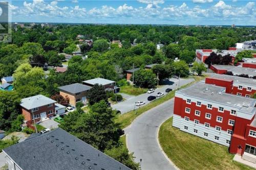 una vista aérea de una pequeña ciudad con un edificio rojo en Portsmouth Village Retreat, en Kingston