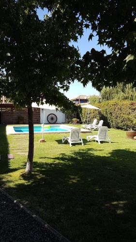 The swimming pool at or close to Lodge Tierra y Vino