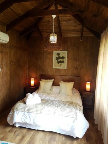 Tempat tidur dalam kamar di Lodge Tierra y Vino