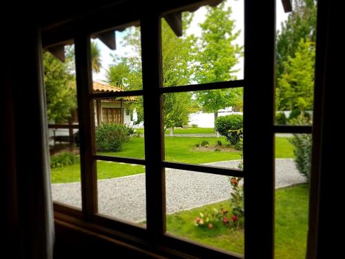 una vista a través de una ventana de un patio en Lodge Tierra y Vino, en Santa Cruz