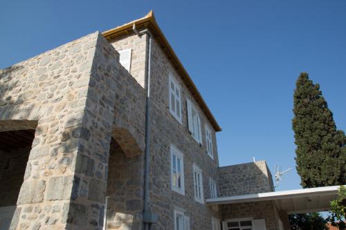 Kiki’s Houses Vlichos