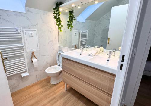 łazienka z umywalką i toaletą w obiekcie L'évasion appart, proche disney, 8 pers. w mieście Collégien