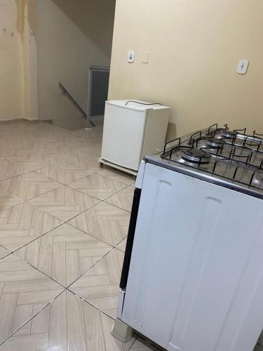 eine leere Küche mit einem Herd und einem Kühlschrank in der Unterkunft apartamento no centro in Canindé