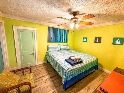 - une chambre avec un lit avec un animal rembourré dans l'établissement COMPLIMENTARY CAR! Casa Del Mar!, à Nassau