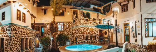 a building with a swimming pool in the middle of it at Maidith Galapagos Inn in Puerto Ayora