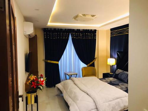ein Schlafzimmer mit einem Bett und einem großen Fenster in der Unterkunft 2 bhk apartment available in Al qasmiyah Sharjah in Schardscha