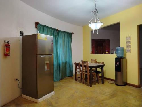 聖克魯斯德約霍阿的住宿－Casa en la naturaleza，厨房配有冰箱和桌椅