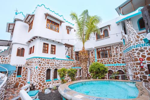 uma casa com uma piscina em frente em Maidith Galapagos Inn em Puerto Ayora