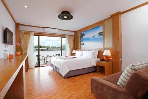 Postel nebo postele na pokoji v ubytování Chabana Resort Bang-tao Beach Phuket- SHA Extra Plus