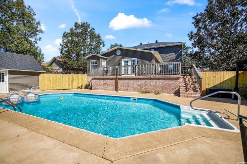 Bazén v ubytování Lake Hamilton Carriage House 5BR; 3.5BA Sleeps 17! nebo v jeho okolí