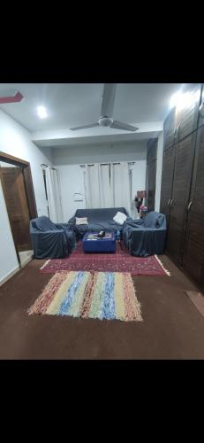 シャルジャにある1 bhk appartment available in al qasimiaのリビングルーム(ソファ、ラグ付)