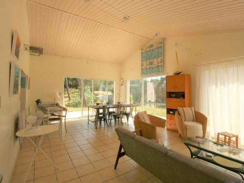 un salon avec un canapé et une table dans l'établissement Maison avec Jardin à 150m de la Plage, 2 Chambres, Wi-Fi, Parking, Animaux Acceptés - FR-1-22-351, à La Tranche-sur-Mer