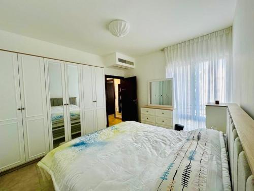 - une chambre avec un grand lit et une fenêtre dans l'établissement Abdoun Place, à Amman