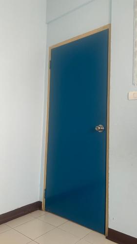 een blauwe deur in de hoek van een kamer bij เอื้ออาทร รามอินทรา 117 in Ban Bang Chan