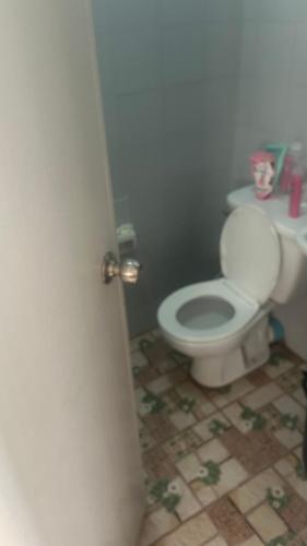 een badkamer met een wit toilet in een kamer bij เอื้ออาทร รามอินทรา 117 in Ban Bang Chan