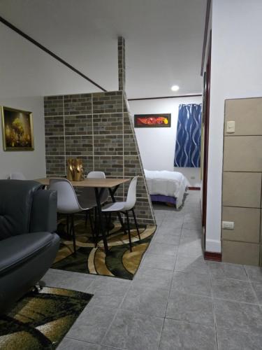 Zimmer mit einem Tisch, Stühlen und einem Bett in der Unterkunft Rohrmoser Geromax parque avion in San José