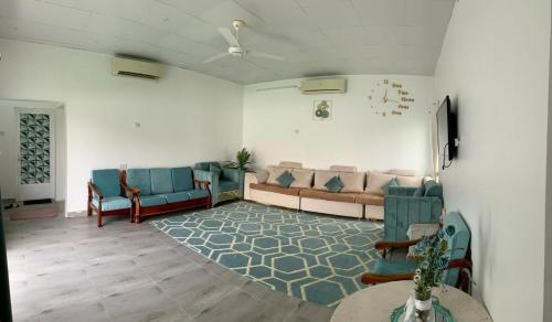 a living room with couches and a rug at بيت الضيافه للتواصل98423336 in Ibrā
