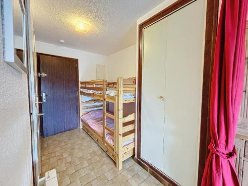 une chambre avec plusieurs lits superposés dans une pièce dans l'établissement Studio cosy pour 4 pers., proche pistes Combloux, balcon ouest, ski, tennis ! - FR-1-560-58, à Combloux