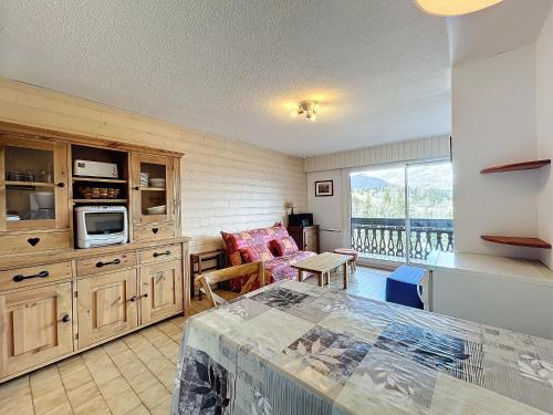 une pièce avec une cuisine et un salon dans l'établissement Studio cosy pour 4 pers., proche pistes Combloux, balcon ouest, ski, tennis ! - FR-1-560-58, à Combloux