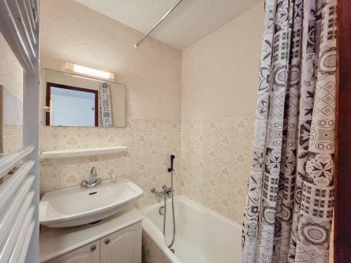 une salle de bain avec un lavabo et un rideau de douche dans l'établissement Studio cosy pour 4 pers., proche pistes Combloux, balcon ouest, ski, tennis ! - FR-1-560-58, à Combloux