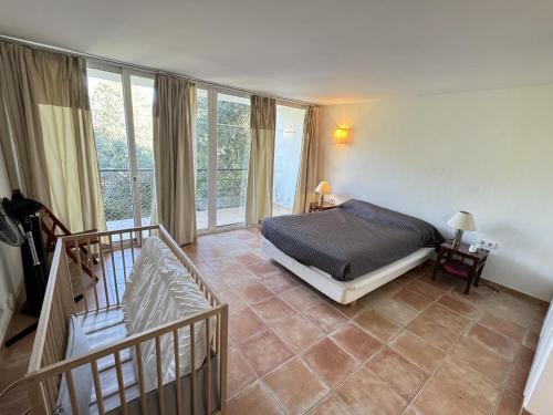 - une chambre avec un lit et un balcon dans l'établissement Casa Begur, 4 dormitorios, 7 personas - ES-226-1, à Begur