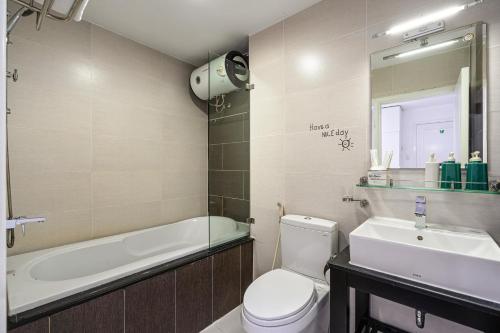 La salle de bains est pourvue d'une baignoire, de toilettes et d'un lavabo. dans l'établissement Alex House Saigon - Serviced Apartment, à Hô-Chi-Minh-Ville