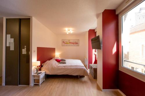 ボーヌにあるル パブンのベッドルーム1室(赤い壁のベッド1台、窓付)