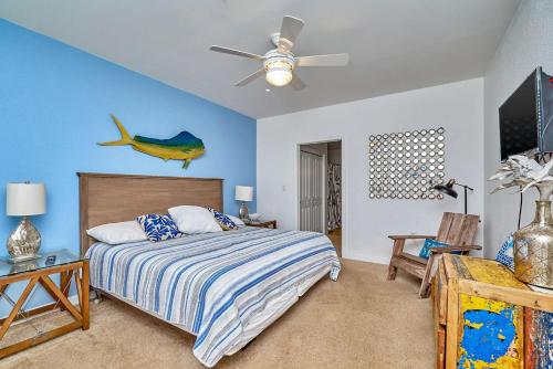 バージニアビーチにあるChillaxin 214Bのベッドルーム1室(ベッド1台、シーリングファン付)