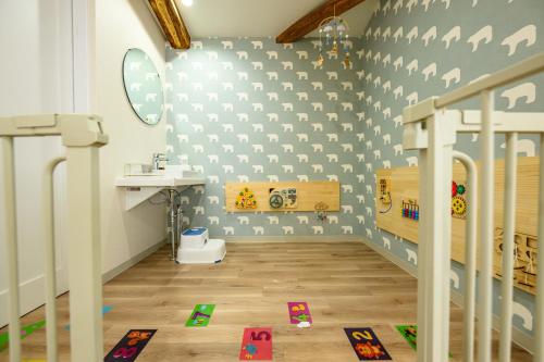 een badkamer voor kinderen met een wastafel en een toilet bij 子どもがおもいっきり楽しめる一軒家　taiza child in Kyotango