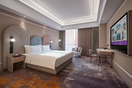 北京的住宿－北京華騰美居酒店，配有一张床和一台平面电视的酒店客房