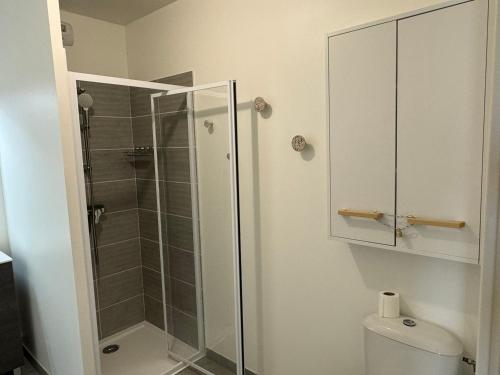 La salle de bains est pourvue d'une cabine de douche et de toilettes. dans l'établissement Charmant 2P avec balcon, proche plage et centre | Parking | Wifi | 4 pers | Cabourg - FR-1-487-365, à Cabourg