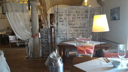 a dining room with a table and a lamp at Agriturismo La Fattoria Del Boschetto in Fontanellato