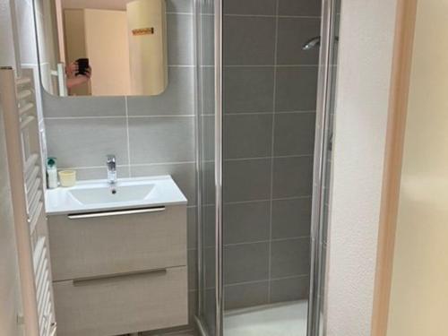 une salle de bain avec une douche, un lavabo et un miroir dans l'établissement Maison Climatisée avec Piscine/Tennis, Terrasse Orientée Sud-Ouest, Proche Plage - Bormes-les-Mimosas - FR-1-251-821, à Bormes-les-Mimosas