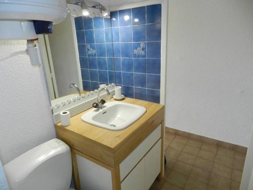 une salle de bain avec un lavabo et des toilettes dans l'établissement Appartement 2P pour 4 à Bormes-les-Mimosas, proche plage et commerces, parking privatif - FR-1-251-822, à Bormes-les-Mimosas