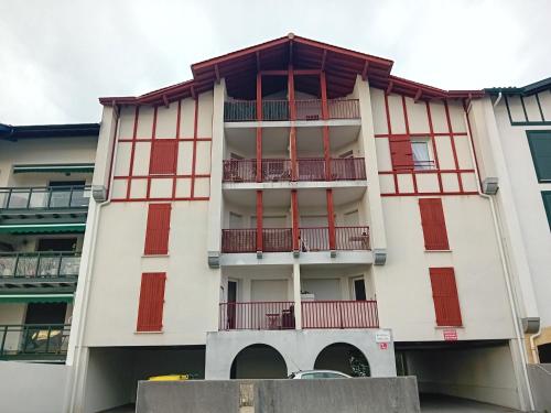 Photo de la galerie de l'établissement Charmant T2 avec terrasse et parking sur les hauteurs d'Hendaye - FR-1-239-1031, à Hendaye