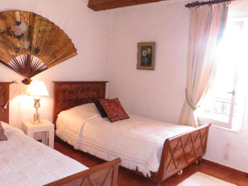 une chambre avec deux lits et une fenêtre dans l'établissement Mazet Duplex 3/4 Pièces Climatisé, Piscine, Proche Plage Croisette - Sainte-Maxime - FR-1-780-77, à Sainte-Maxime