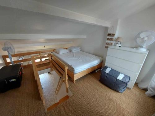 une petite chambre avec un lit et un bureau dans l'établissement Studio mezzanine à 250m de la plage pour 4 personnes - Terrasse, animaux acceptés - FR-1-423-300, au Grau-dʼAgde