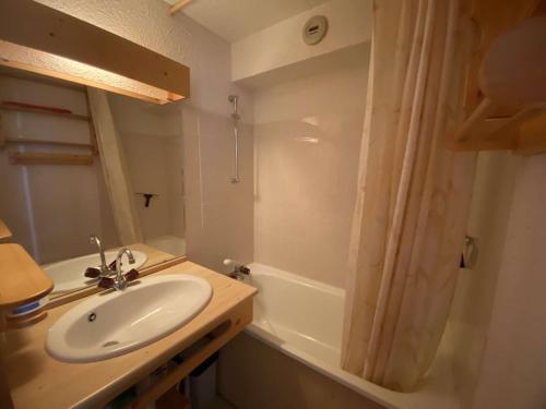 une salle de bain avec un lavabo et une baignoire dans l'établissement Appartement confortable au cœur du village, 6 pers, proche remontées mécaniques, piscine privée en été - FR-1-342-317, à Beaufort