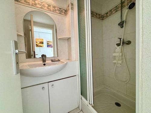 un baño con lavabo y ducha en CARNAC Appt 2 pièces, 4 pers - 500m Plage, Parking, Animaux admis - FR-1-377-90, en Carnac