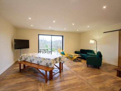 Photo de la galerie de l'établissement Maison authentique avec jardin privé, climatisée, proche Sarlat et Lascaux, pour 6 pers. avec BBQ et WiFi - FR-1-616-370, à Sarlat-la-Canéda